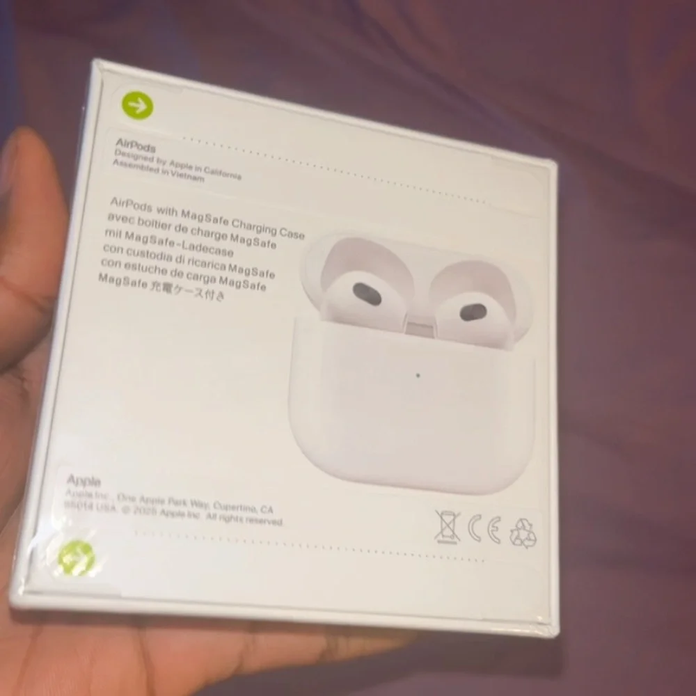 Apple AirPods Pro - Sleek White Design